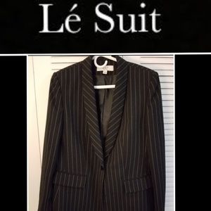 LIKE NEW Le Suit Essentials Blazer
